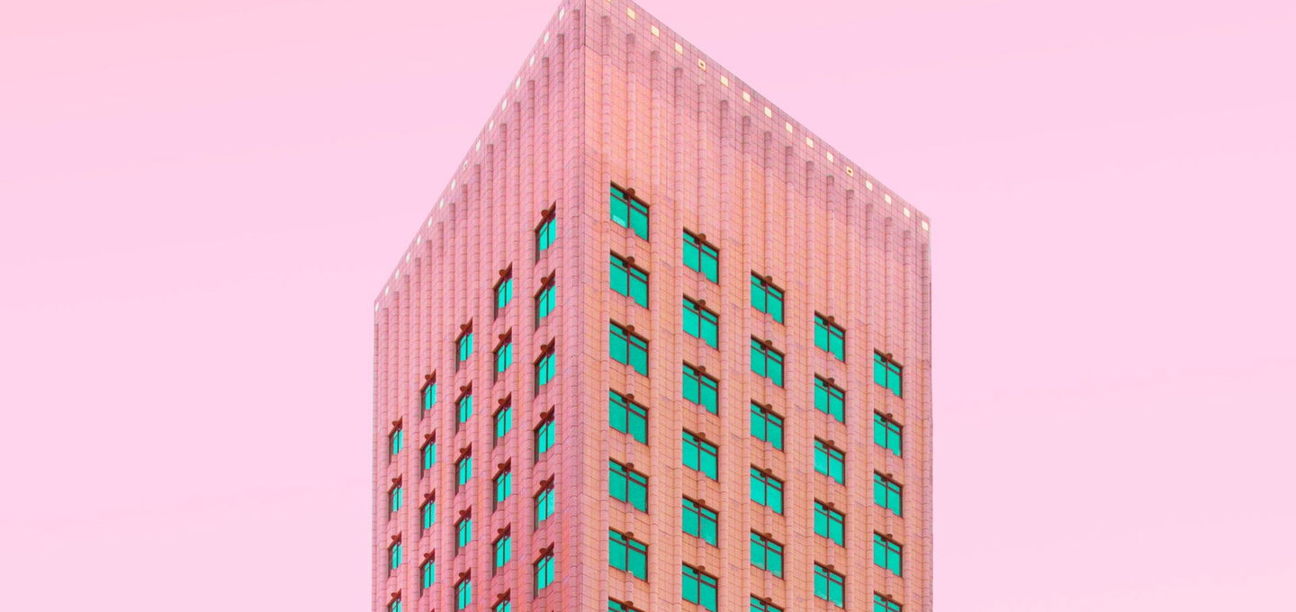 Moderne Architektur vor orangem Himmel Moderne Architektur vor orangem Himmel