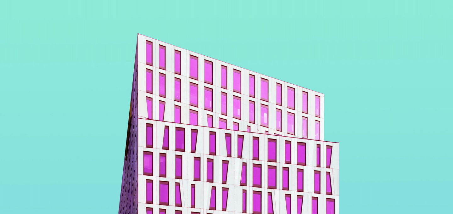 Moderne Architektur vor türkisem Himmel Moderne Architektur vor türkisem Himmel