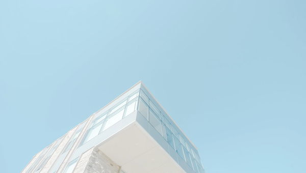 Moderne Architektur vor hellblauem Himmel Moderne Architektur vor hellblauem Himmel
