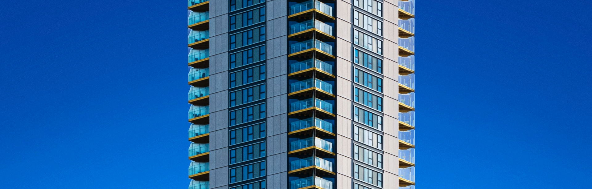 Moderne Architektur vor tiefblauem Himmel