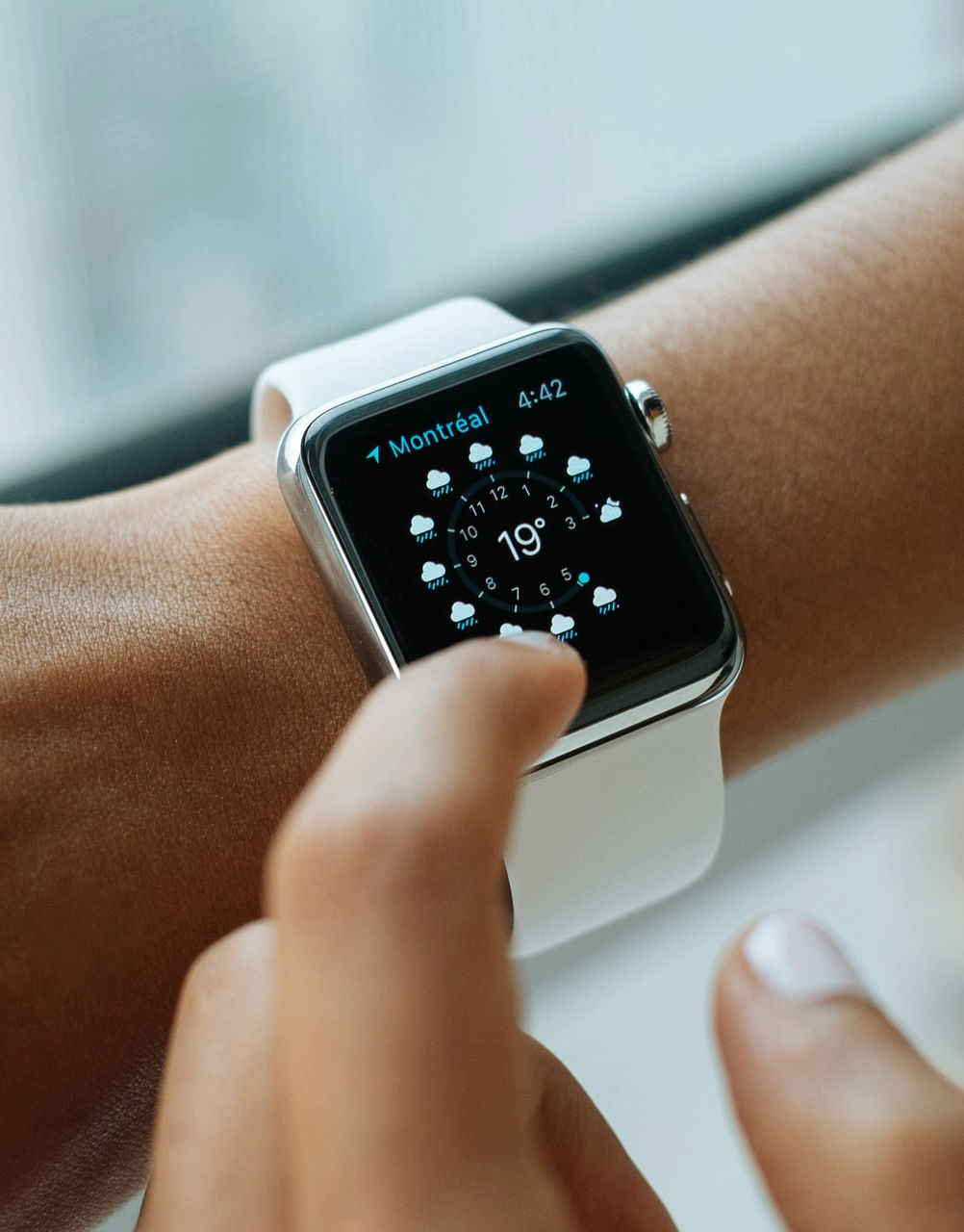 Smartwatch am Handgelenk mit Wetter App Smartwatch am Handgelenk mit Wetter App