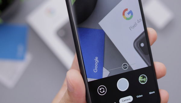 Smartphone mit geöffneter Kamera-Anwendung Smartphone mit geöffneter Kamera-Anwendung