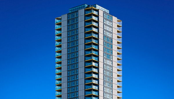 Moderne Architektur vor tiefblauem Himmel Moderne Architektur vor tiefblauem Himmel