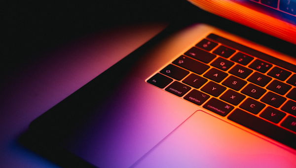 Laptop mit leuchtendem Bildschirm im Dunklen Laptop mit leuchtendem Bildschirm im Dunklen