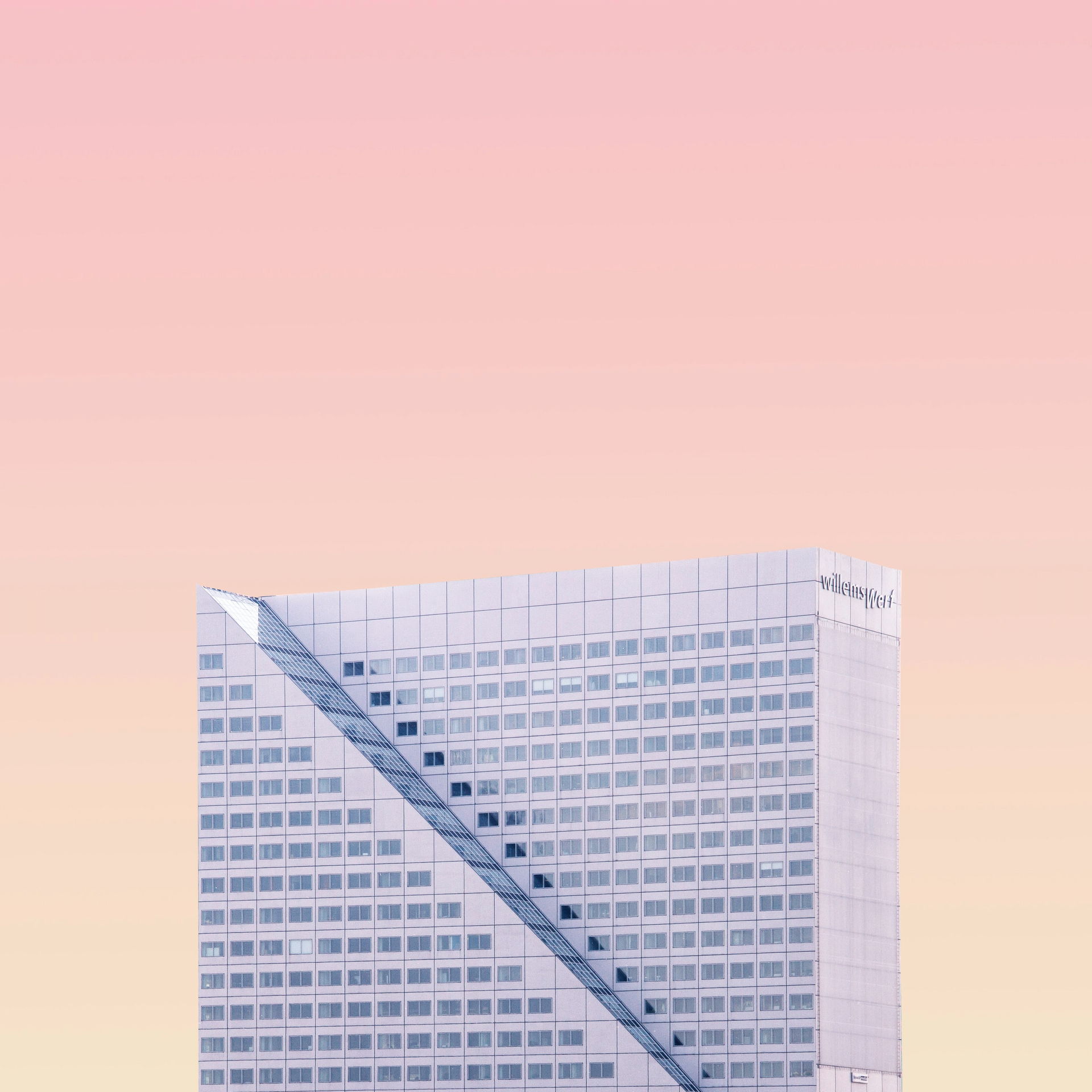 Moderne Architektur vor orangem Himmel Moderne Architektur vor orangem Himmel