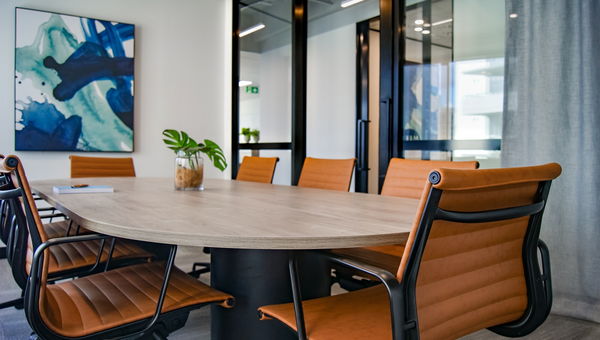 Stilvoller Büro Raum mit orangen Stühlen Stilvoller Büro Raum mit orangen Stühlen