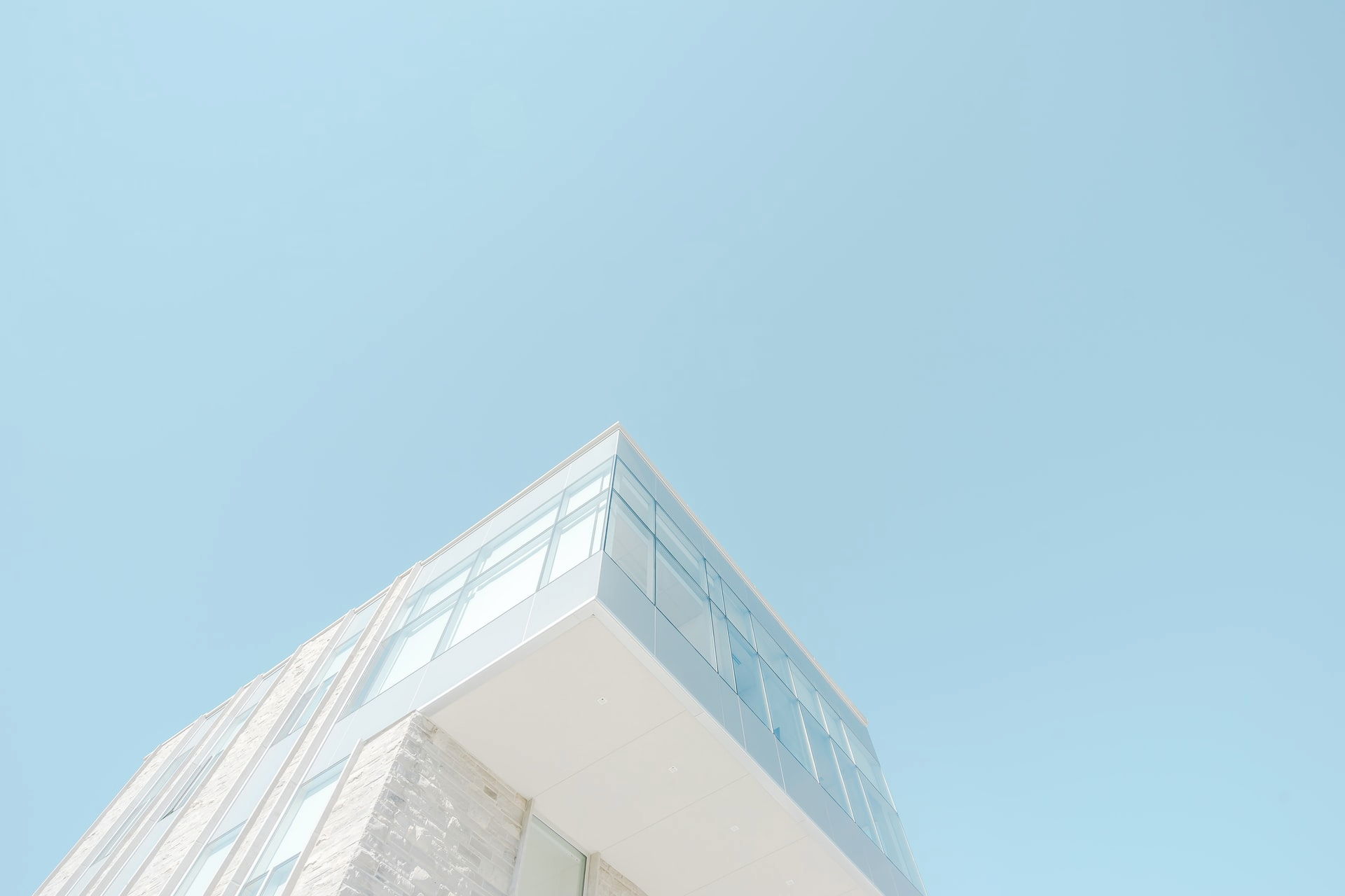 Moderne Architektur vor hellblauem Himmel Moderne Architektur vor hellblauem Himmel