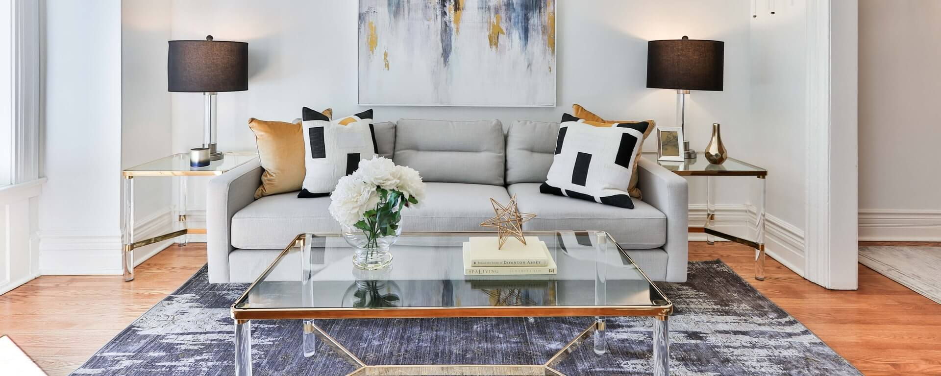 Stilvolles eingerichtetes Wohnzimmer mit Couch im Appartement Stilvolles eingerichtetes Wohnzimmer mit Couch im Appartement