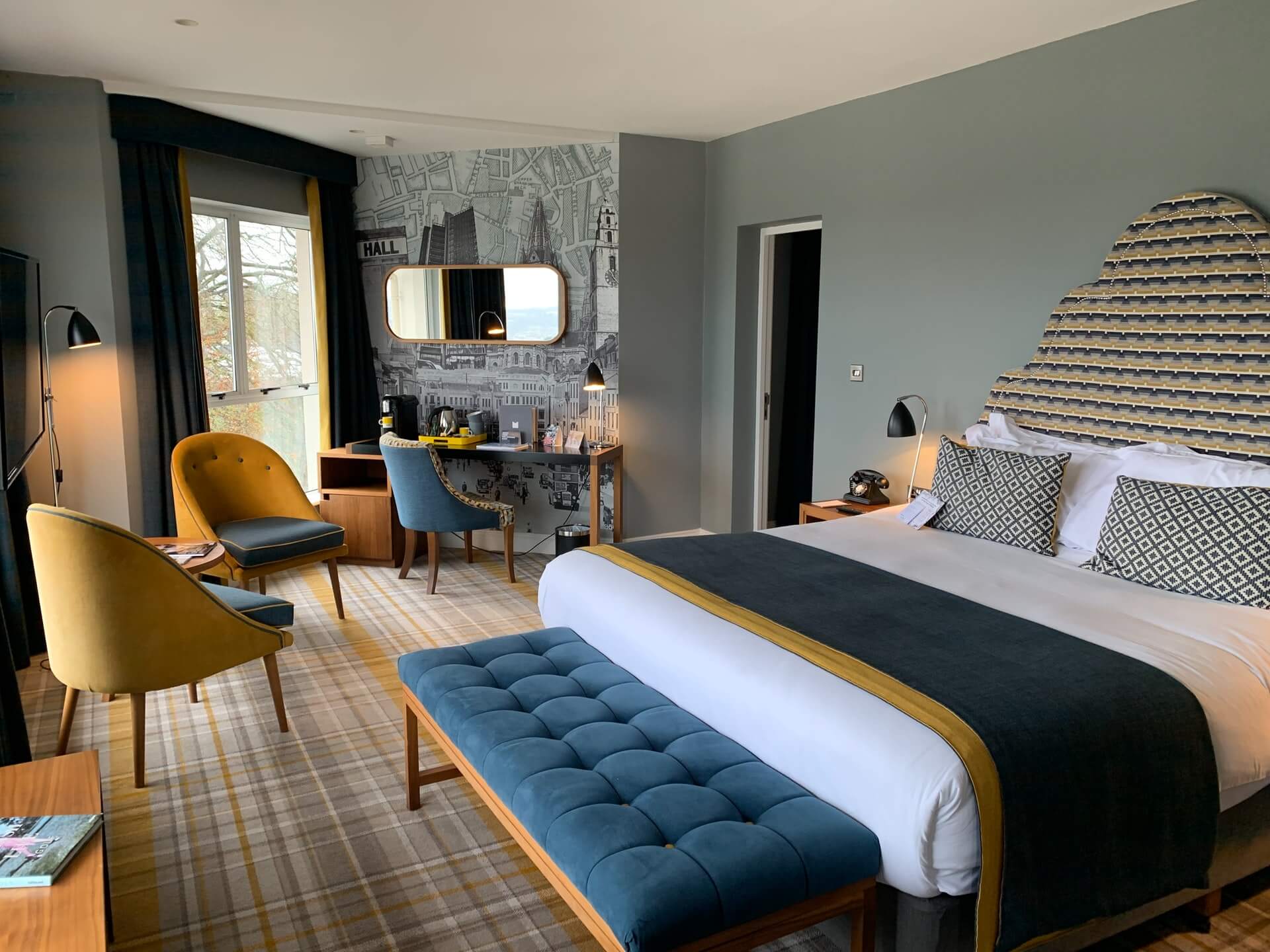 Stilvolles eingerichtetes Hotel Zimmer mit Bett Stilvolles eingerichtetes Hotel Zimmer mit Bett